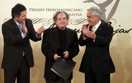 De izquierda a derecha, Roberto Ampuero, ministro de Cultura de Chile, Ricardo Piglia y el presidente Sebasti&aacute;n Pi&ntilde;era