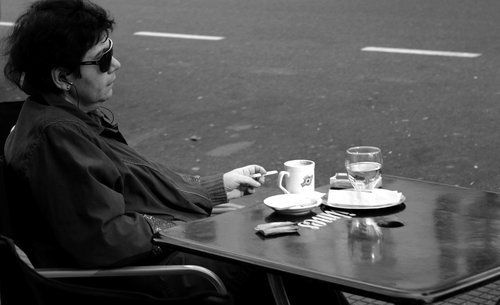 Mujer sola en Avenida de Mayo