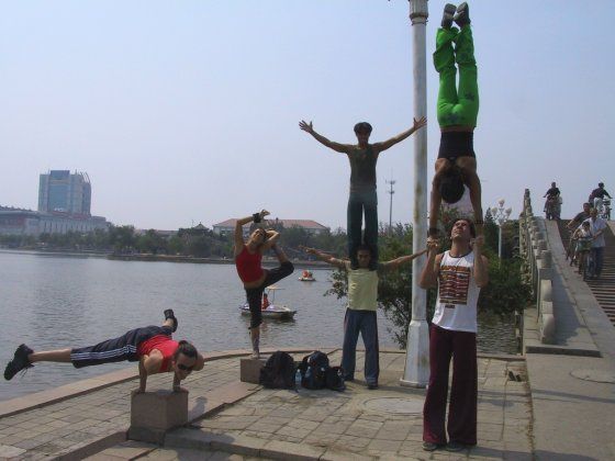 Acr&oacute;batas nuestros en Dezhou
