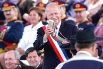 En Santiago la �fonda oficial� la inaugura el mism�simo Presidente de la Rep�blica, quien se bebe un trago de chicha en cacho