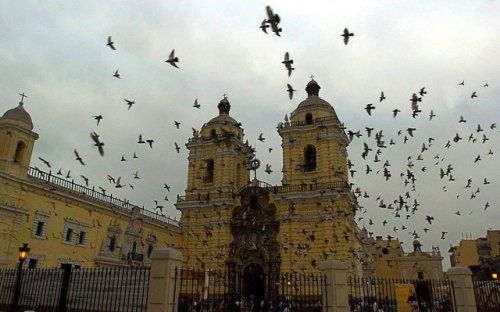 Iglesia de San Francisco, en Lima, durante la celebraci&oacute;n del 472&ordm; aniversario de la ciudad (18 de enero de 2007). Fotograf&iacute;a: Paolo Aguilar