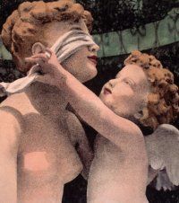 Estatua de Cupido vendando los ojos de una mujer