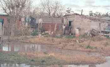 ...La casa criolla construida con barro convive junto a la fastuosa mansi�n estilo ingl�s o franc�s