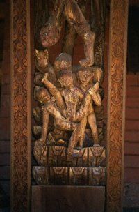 Talla que representa una escena del Kamasutra, en Bhaktapur, Nepal