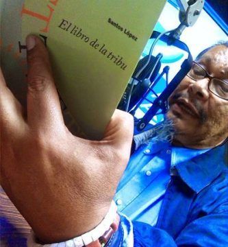 Santos López leyendo "El libro de la tribu", de su autoría