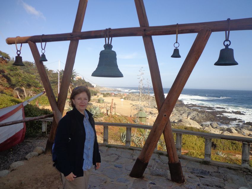 La poeta Sendoya en Isla Negra, Chile.