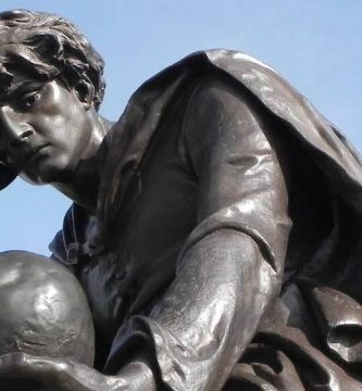 Estatua del personaje Hamlet, de William Shakespeare, en Bancroft Garden (Stratford-upon-avon, Reino Unido)