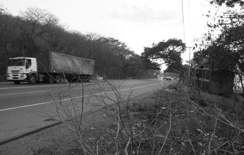 Como quien escruta carreteras, por Wilfredo Carrizales