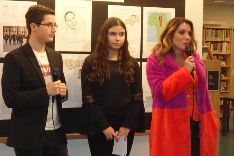 La periodista Alexandra Pascalidou con alumnos del Colegio de Rinkeby