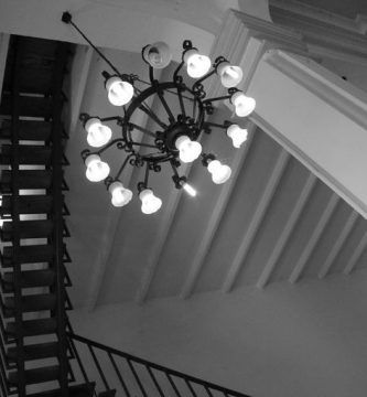 Travesía por la escalera de levante, por Wilfredo Carrizales