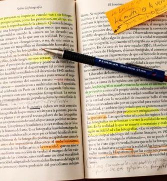 Julia y los libros, por Vicente Adelantado Soriano