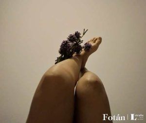 Autorretrato de piernas y flores, serie fotográfica de Daymar Toussaint