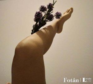 Autorretrato de piernas y flores, serie fotográfica de Daymar Toussaint