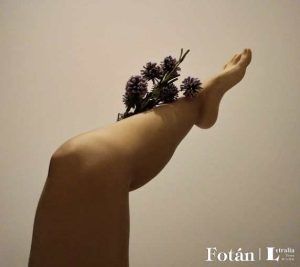 Autorretrato de piernas y flores, serie fotográfica de Daymar Toussaint