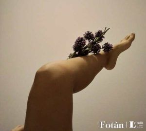Autorretrato de piernas y flores, serie fotográfica de Daymar Toussaint