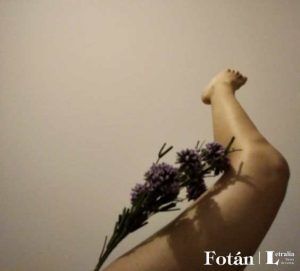 Autorretrato de piernas y flores, serie fotográfica de Daymar Toussaint