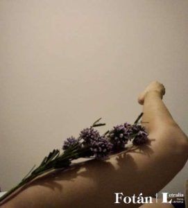 Autorretrato de piernas y flores, serie fotográfica de Daymar Toussaint