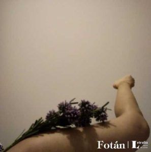 Autorretrato de piernas y flores, serie fotográfica de Daymar Toussaint