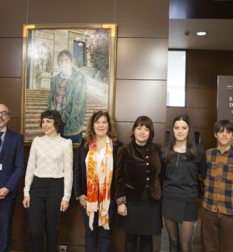 Develación del retrato de Rafael Cadenas por Rocío Guerrero