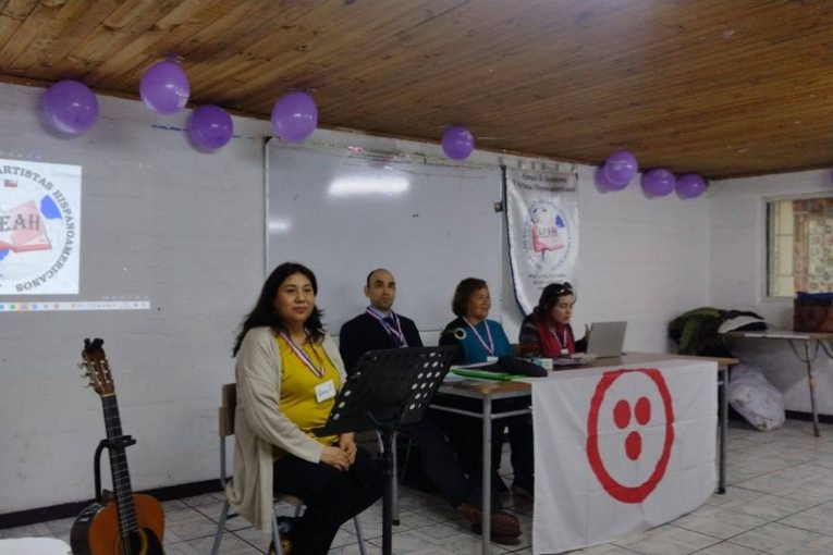 Presentación de la antología “Cien poetas por la paz” en Chile, en 2024