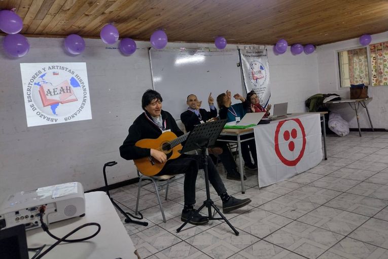 Presentación de la antología “Cien poetas por la paz” en Chile, en 2024