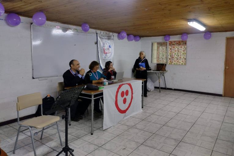 Presentación de la antología “Cien poetas por la paz” en Chile, en 2024