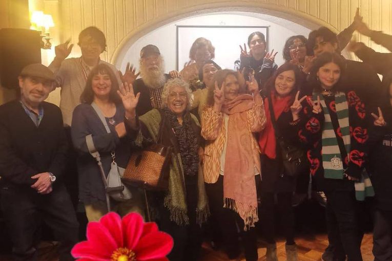 Presentación de la antología “Cien poetas por la paz” en Chile, en 2024