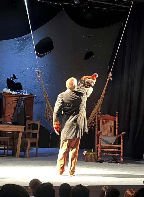 “El coronel no tiene quien le escriba”, obra teatral dirigida por Manuel Chapuseaux y basada en la novela de Gabriel García Márquez