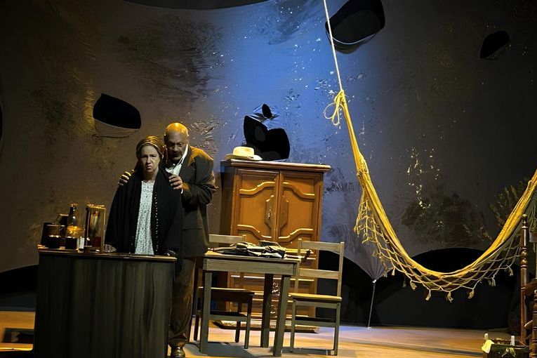 “El coronel no tiene quien le escriba”, obra teatral dirigida por Manuel Chapuseaux y basada en la novela de Gabriel García Márquez