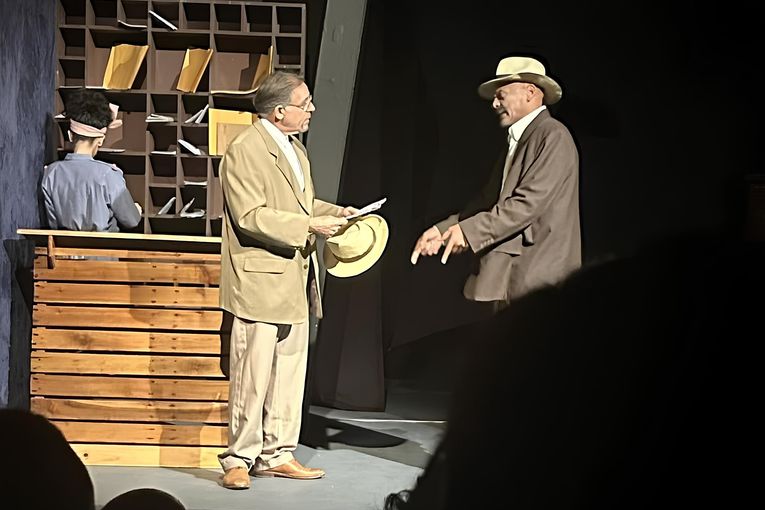 “El coronel no tiene quien le escriba”, obra teatral dirigida por Manuel Chapuseaux y basada en la novela de Gabriel García Márquez