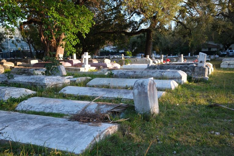 Dioses y monstruos, por Zacarías Santorini