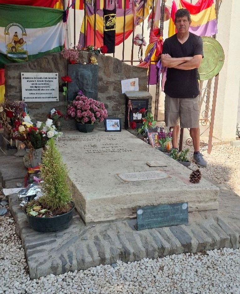 Ante la tumba de Antonio Machado y de su madre Ana Ruiz