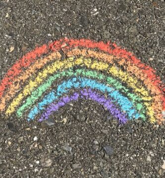 Cuatro niños mirando el arco iris, por Mario Amengual