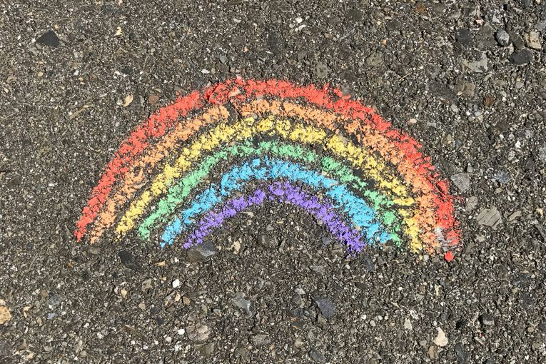 Cuatro niños mirando el arco iris, por Mario Amengual