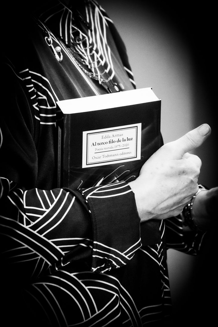 “Al terco filo de la luz: poesía reunida 1975-2020”, de Edda Armas